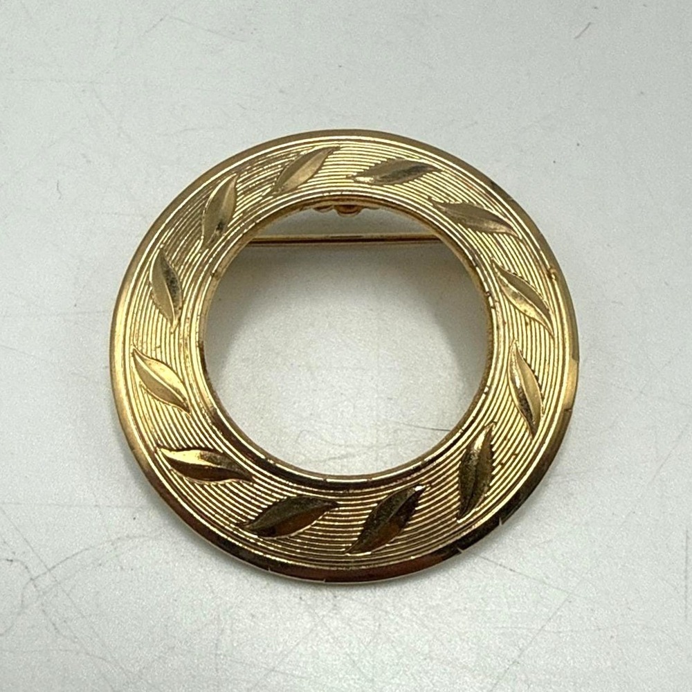 Vintage Gold Tone Circle Brooch Etched‎ Leaf Wreath Pin Textured Round Jewelry